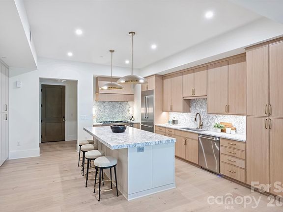 4th image of 409 Queens Rd #201