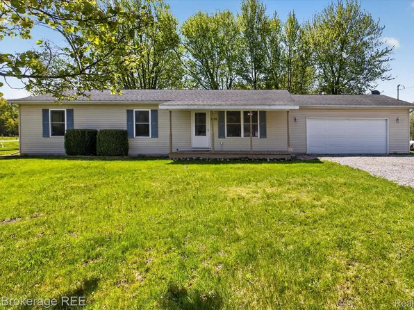 1029 Crestlane Dr, Saginaw, MI 48601