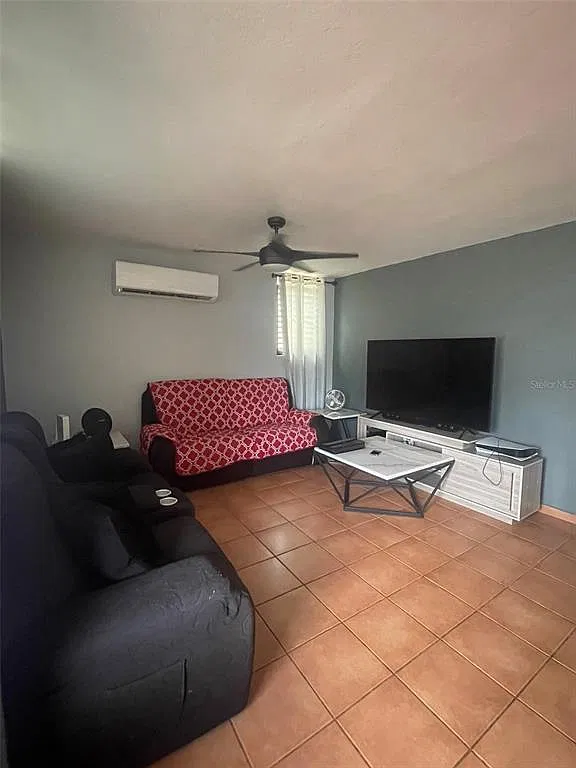 3 bed, 1.0 bath, 1012 sqft, $1,250 — Photo 2