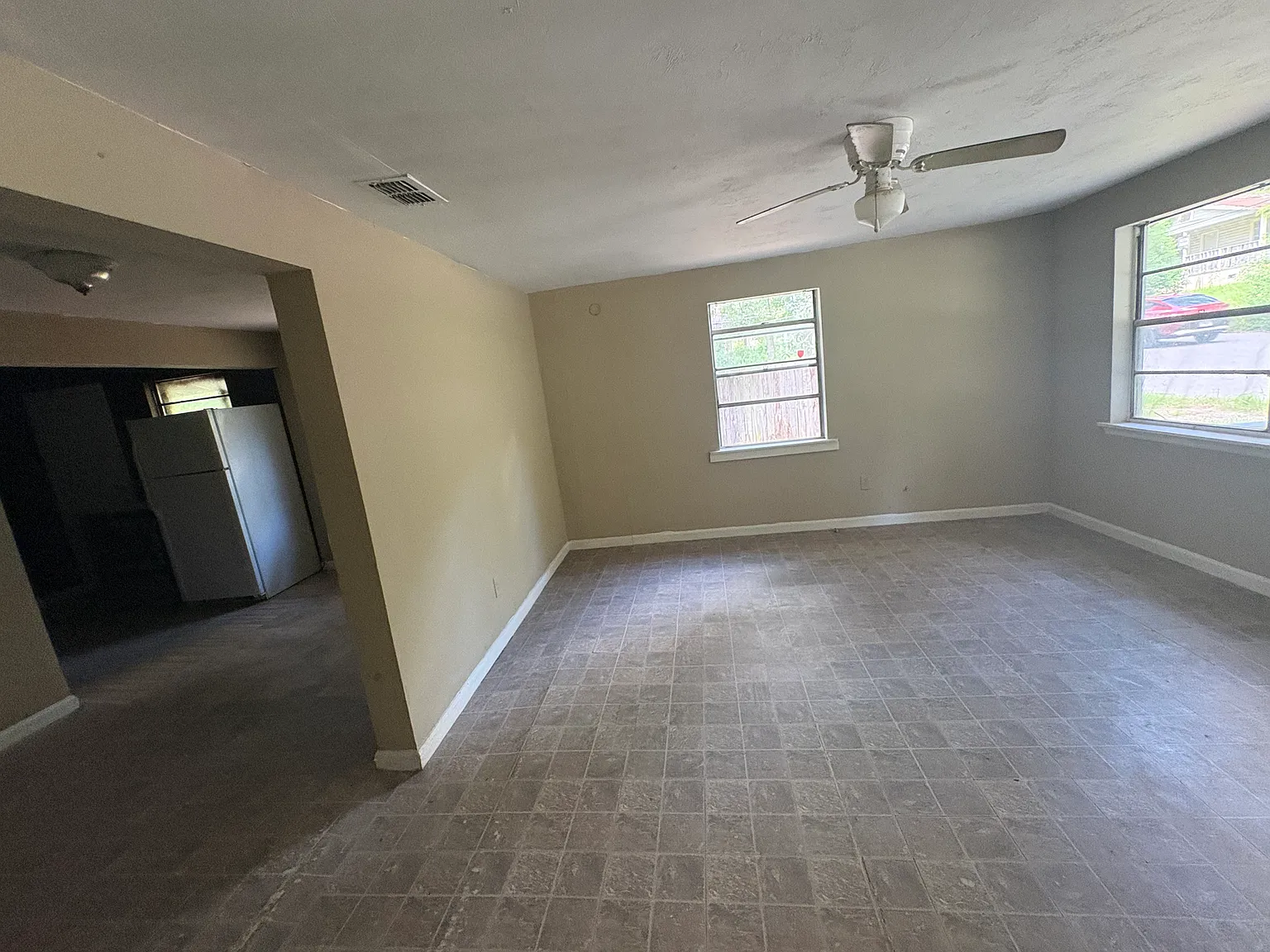 3 bed, 1032 sqft, $1,300 — Photo 3
