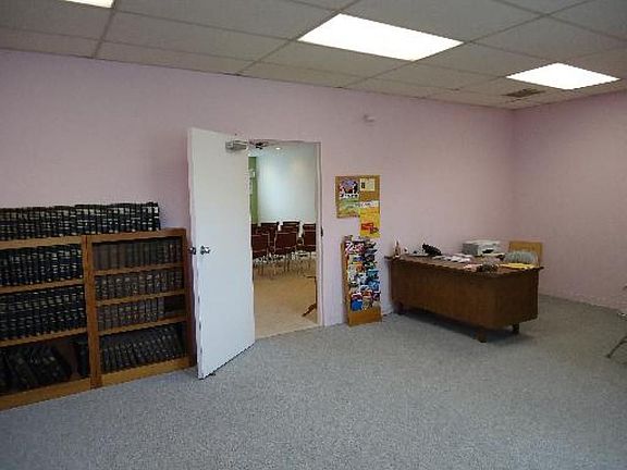 4th image of 48 N Broadway St