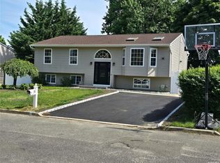 12 Lee Ave, Bay Shore, NY 11706