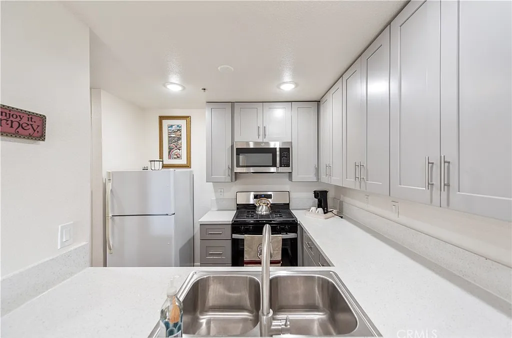2 bed, 820 sqft, $2,980 — Photo 2