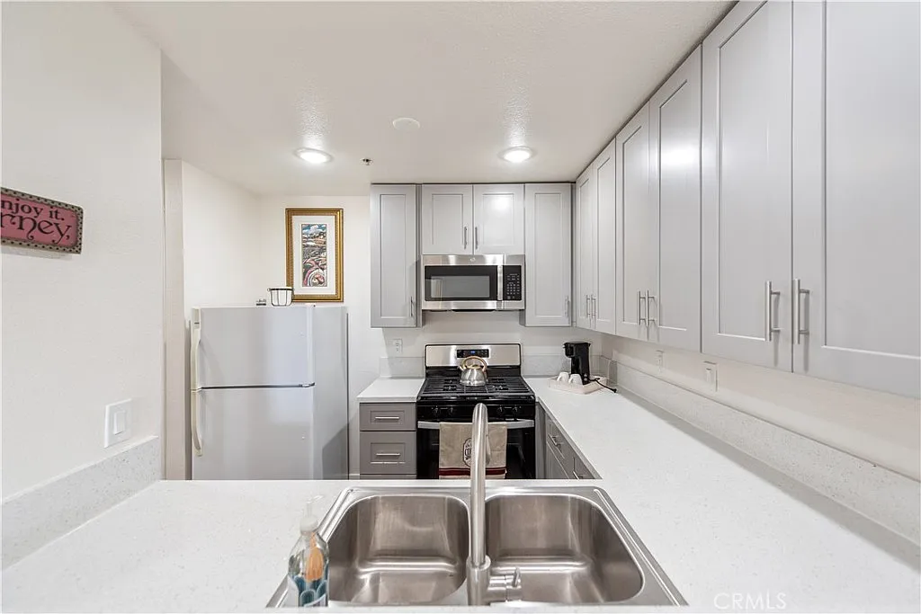 Building Photo - 450 E 4th St #416