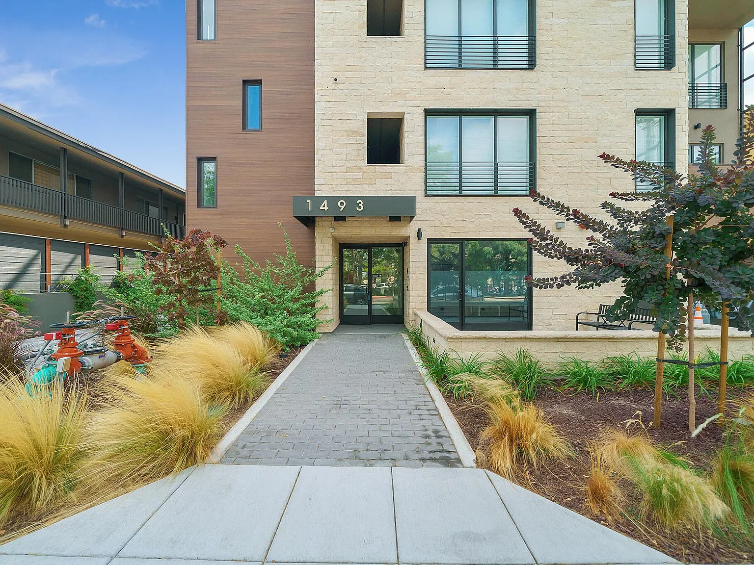 2 bed, 1025 sqft, $6,250 — Photo 1