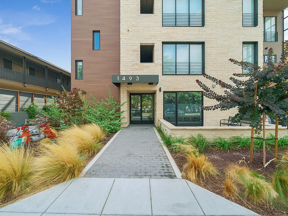 1493 Oak Grove Ave #202