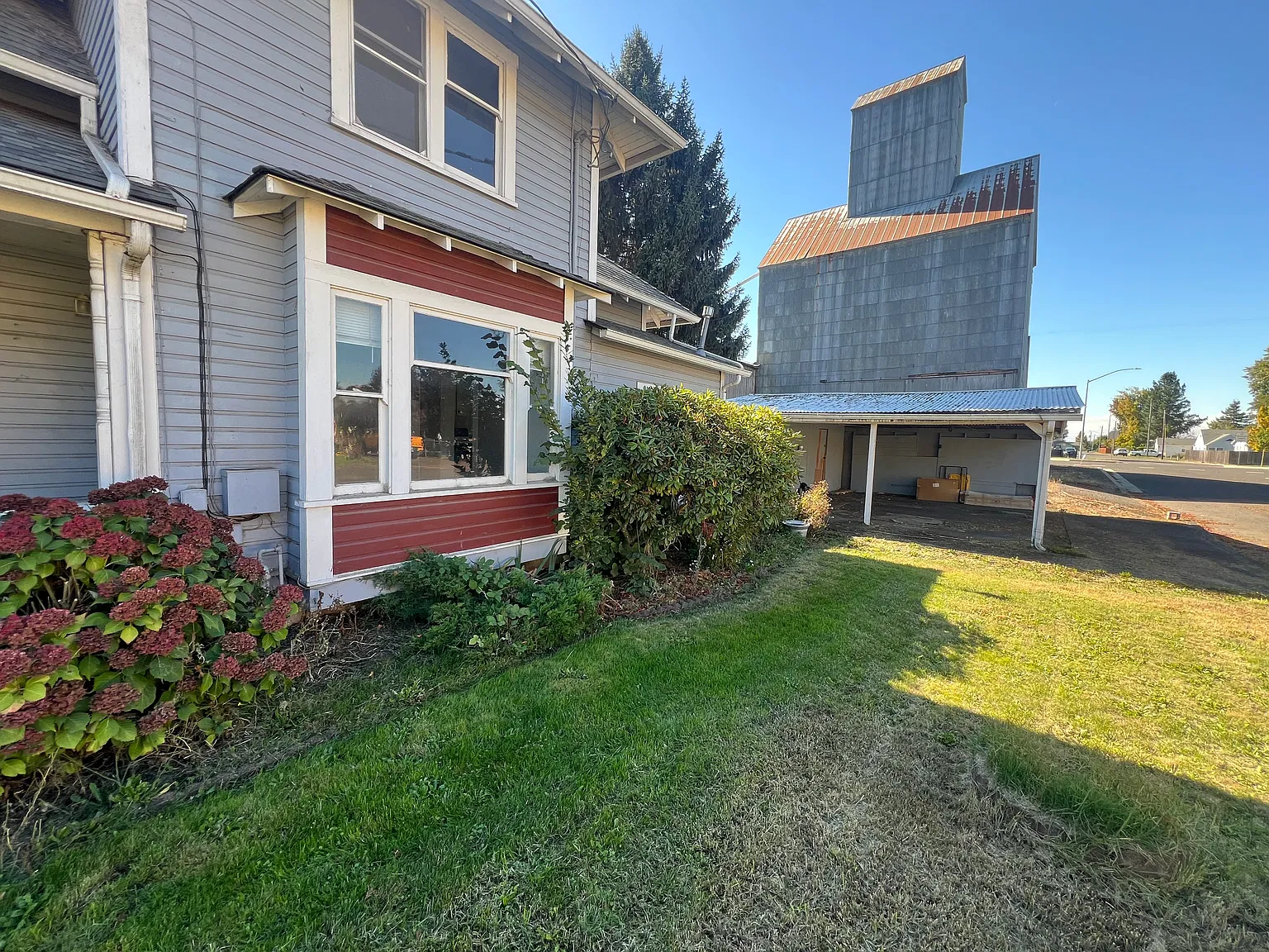 611 W 1st St — Photo 3