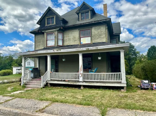 3891 Cortland Dr, New Paris, PA 15554