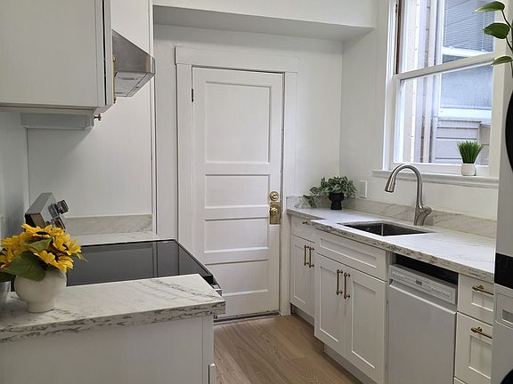5th image of 2747 Clement St #2
