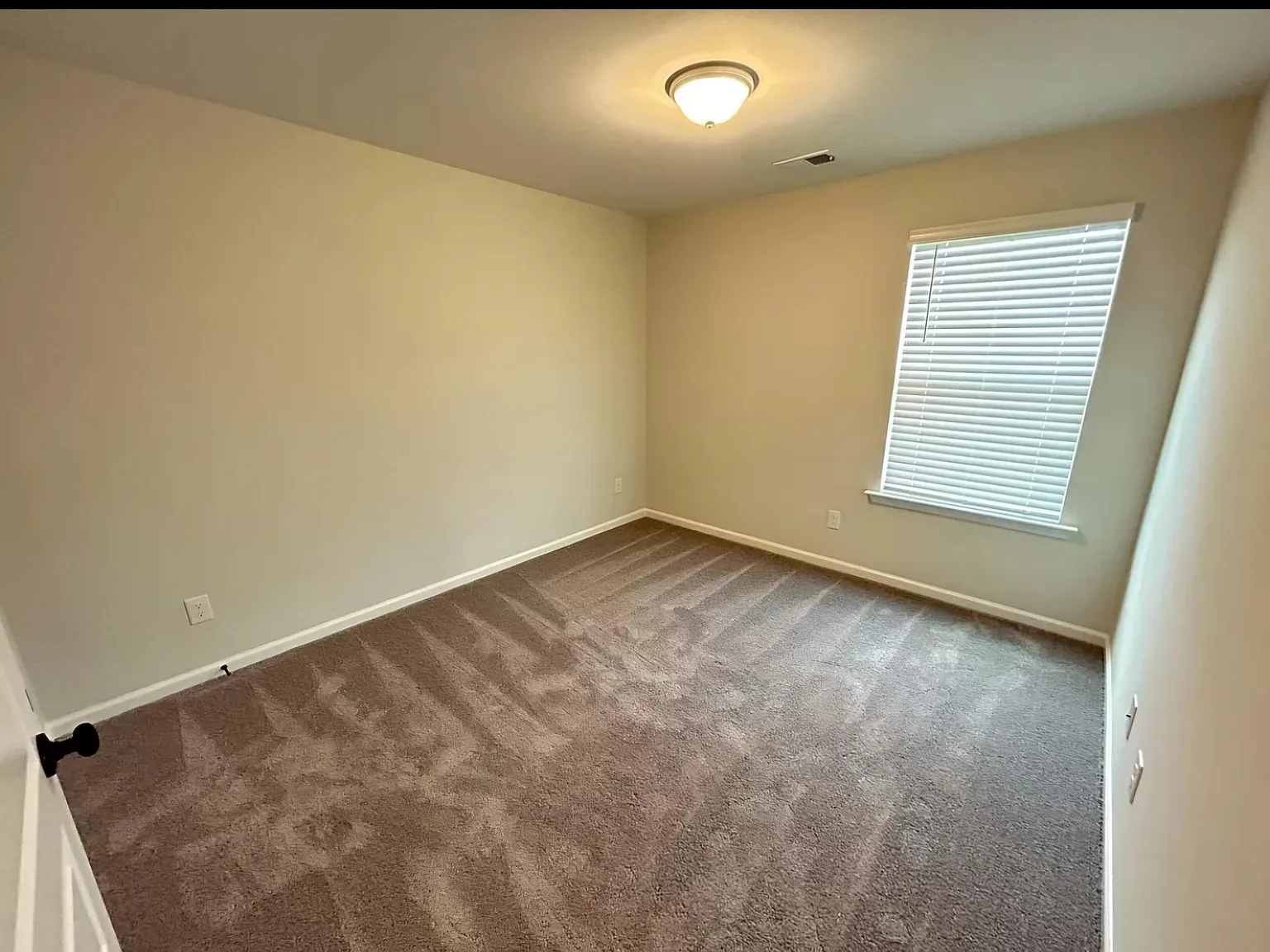 596 Ludlow Ln — Photo 3