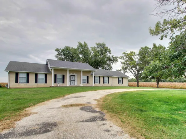 402 North Ave, Plainville, IL 62365