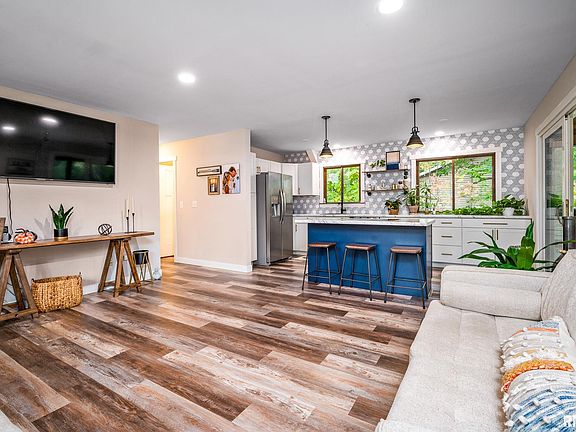 5th image of 244 Green Leaf Ct