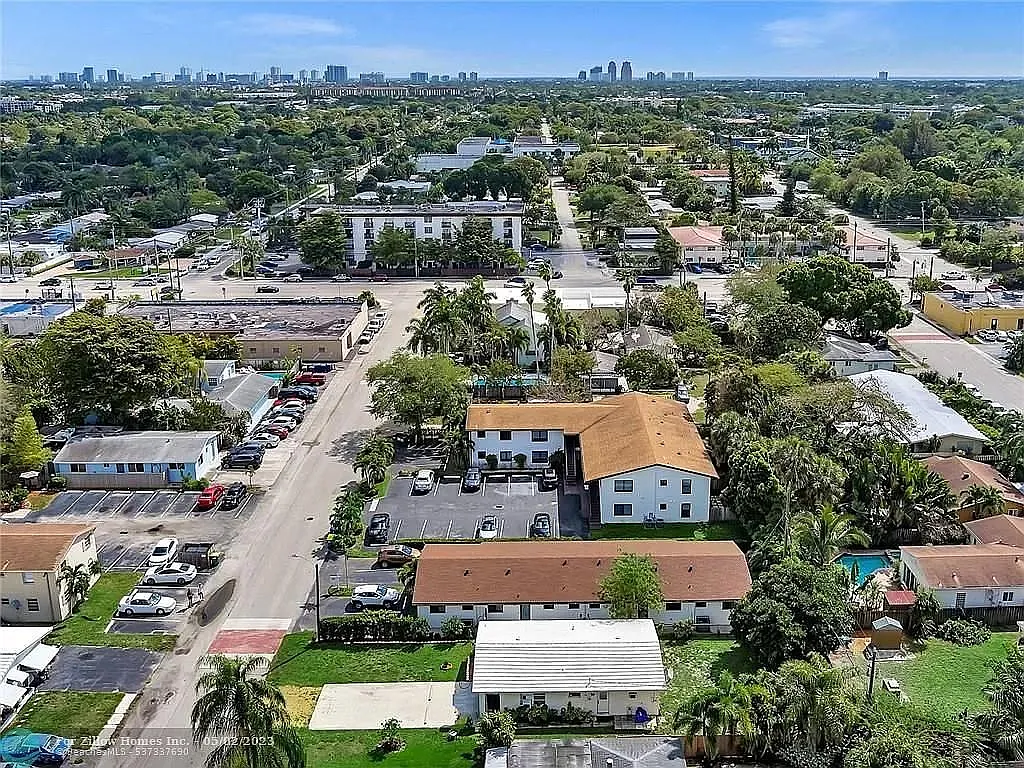 216 NW 25th St — Photo 1