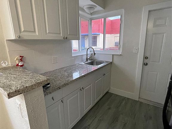 5th image of 2114 Biarritz Dr APT 1