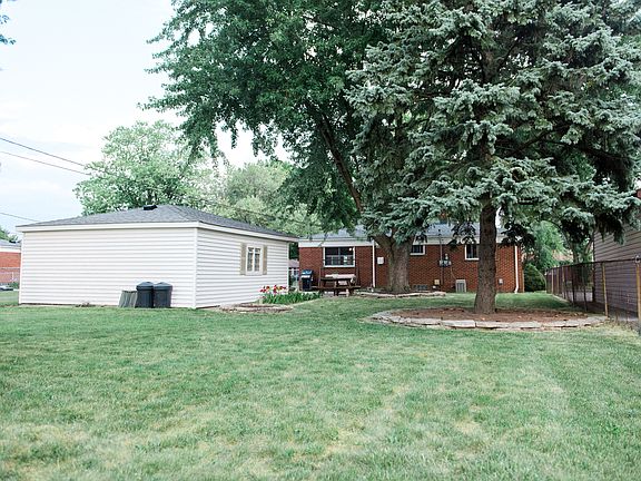5th image of 30863 Iroquois Dr