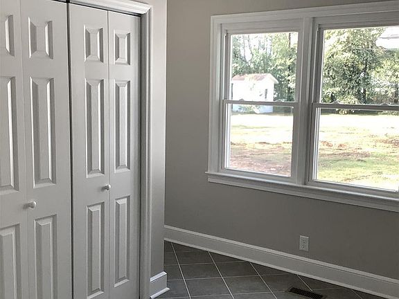 4th image of 320 Barefoot St