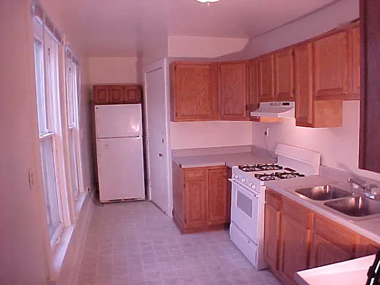 219 E Mifflin St — Photo 10