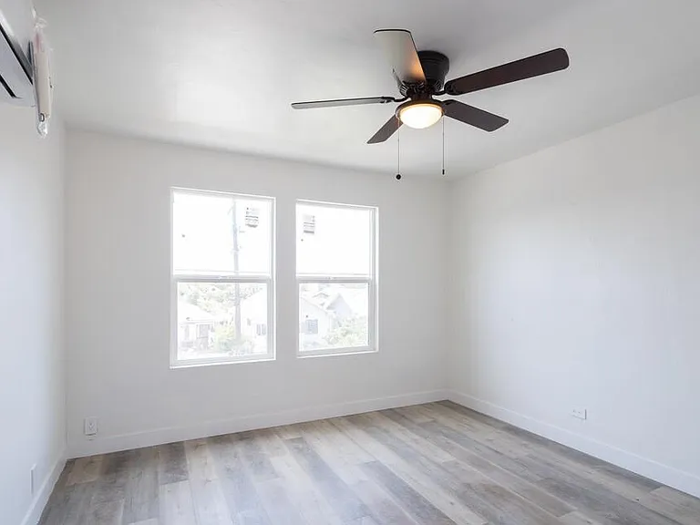 1587 W 35th Pl — Photo 6