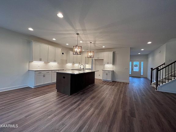 3rd image of 1129 Snowypointe Way