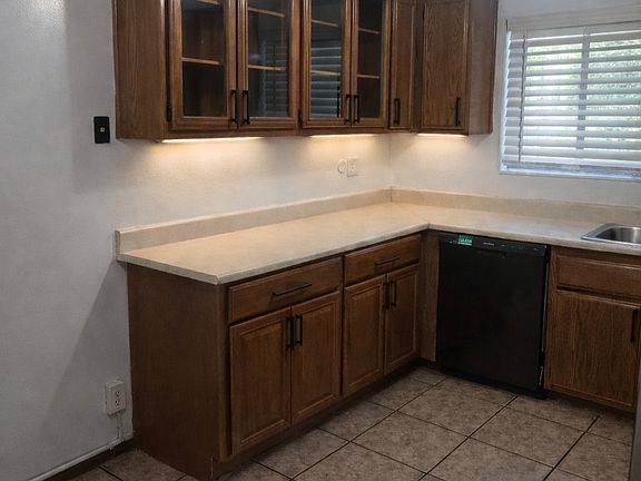 5th image of 29 Scottsdale Dr S