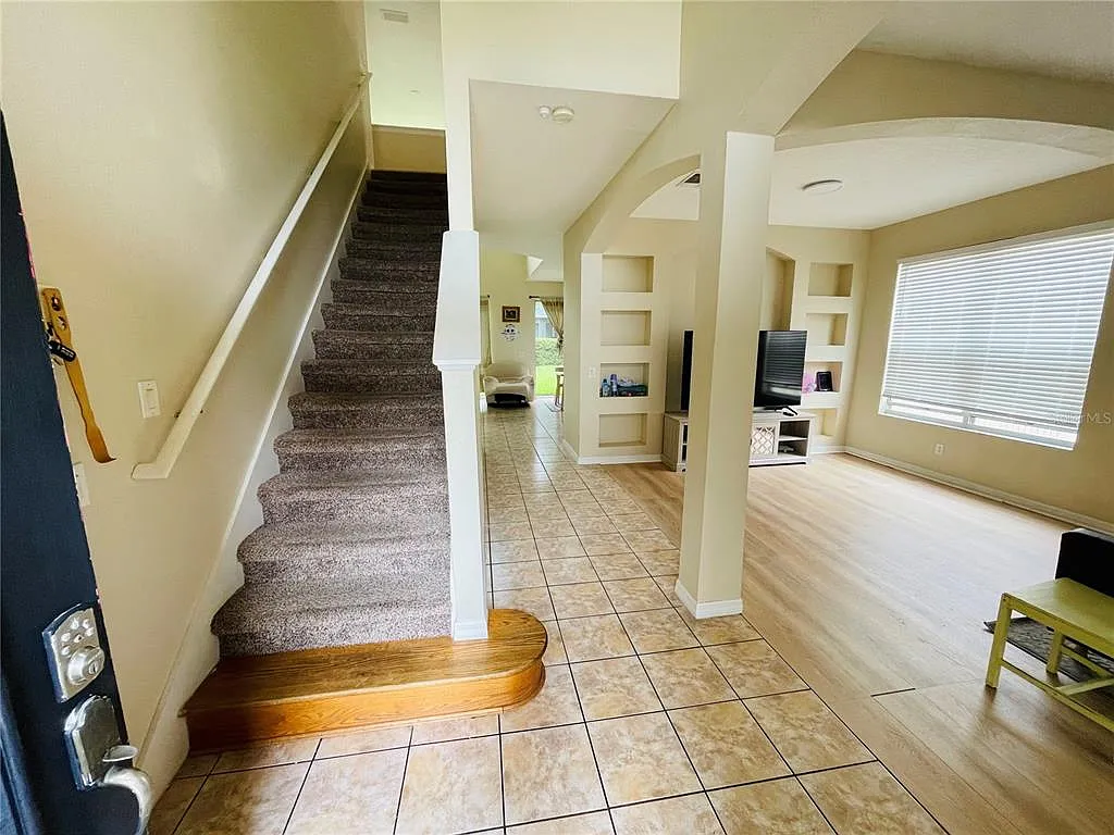5 bed, 4.5 bath, 2872 sqft, $3,200 — Photo 3