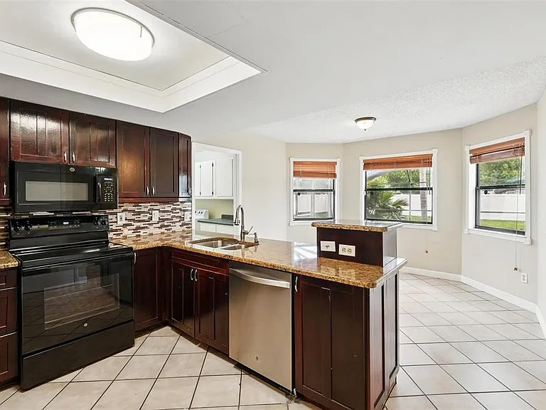 7925 Tumblestone Dr — Photo 18