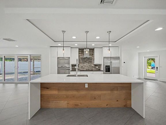 3rd image of 7981 Edgewater Drive