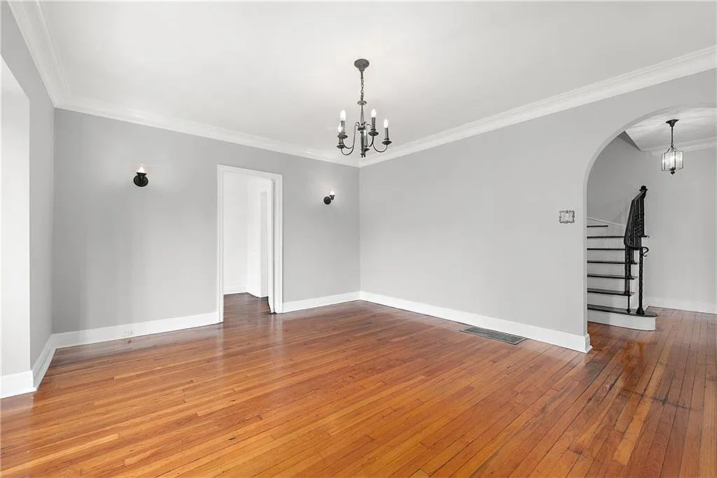 5 bed, 2375 sqft, $4,494 — Photo 3