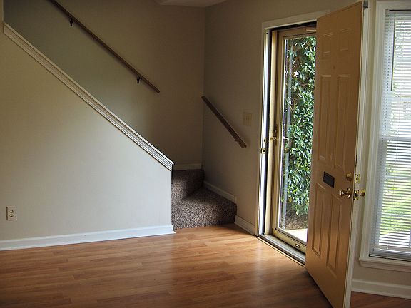 4th image of 125 Woodberry Ct