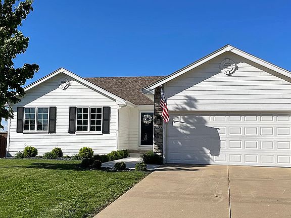 3rd image of 2022 NW Lakeside Dr