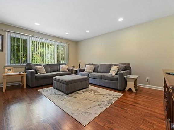 4th image of 94 Beaufort Ave