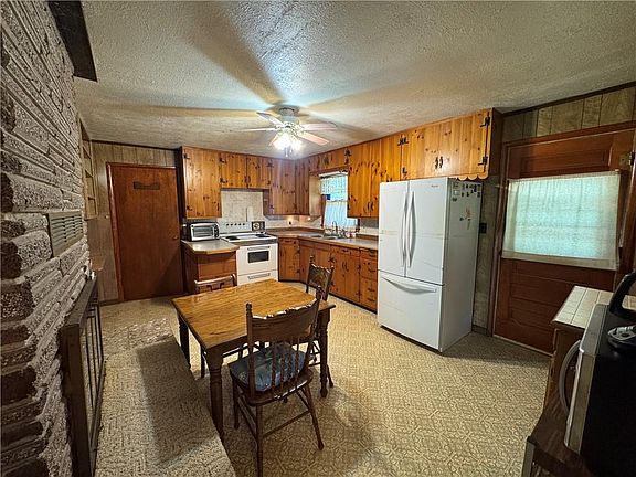 5th image of 819 W Pine St