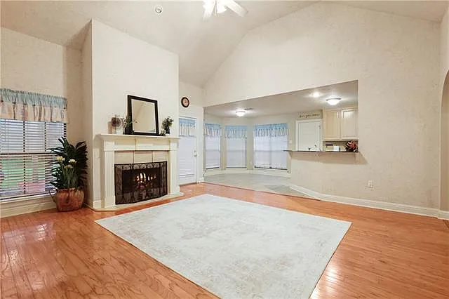 714 Marc Ct — Photo 2