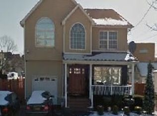 17 Smith St, Freeport, NY 11520