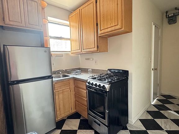 4th image of 325 E 21st St APT 20