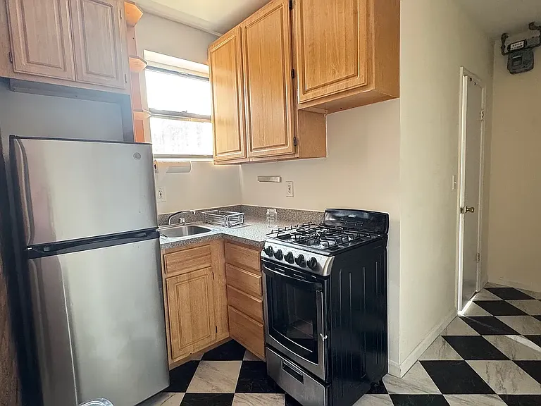 325 E 21st St #20 — Photo 4