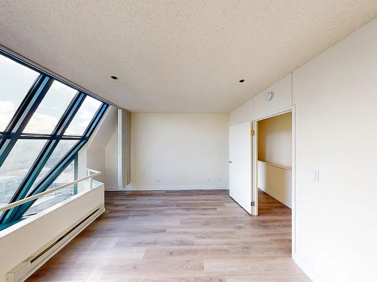 Trinity Towers Apartments — Photo 23