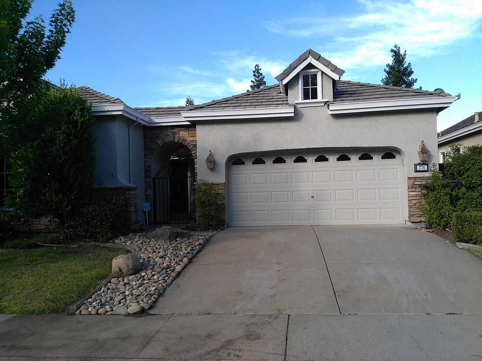 Absolutely beautiful single-story home in Empire Ranch!