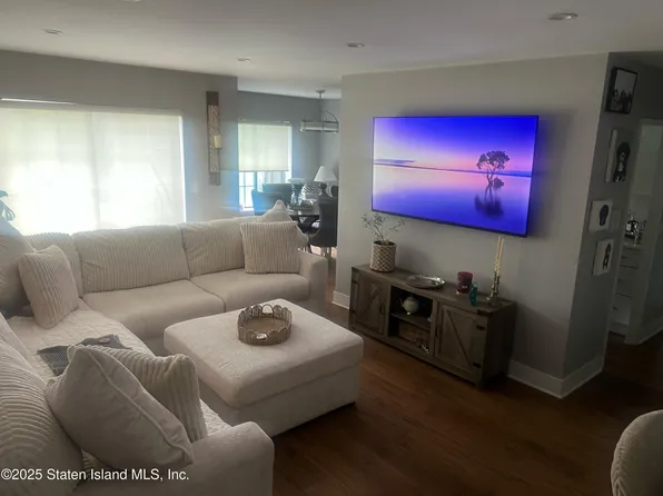 2 Elmwood Park Dr APT 712, Staten Island, NY 10314