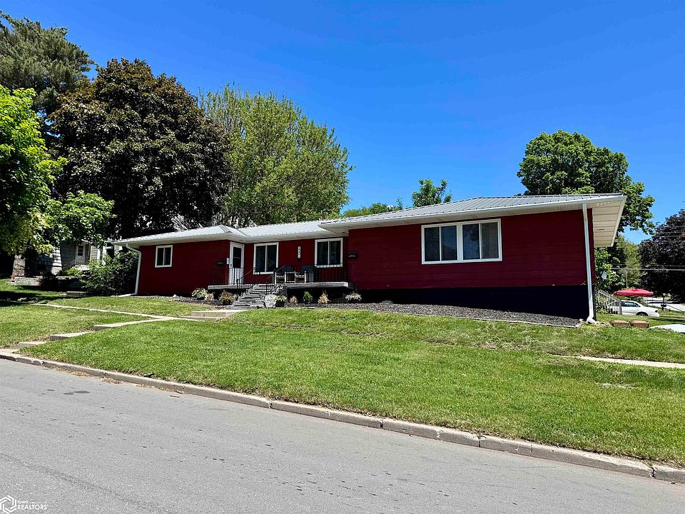 1st image of 220 E Division St