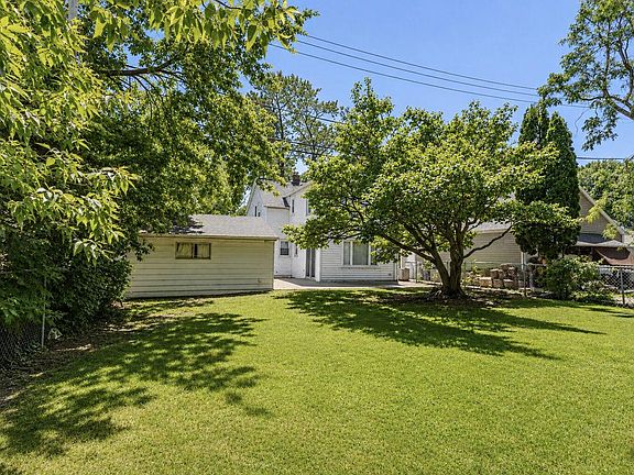 3rd image of 242 E Gauer CIRCLE