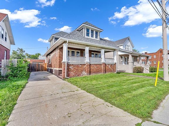 4th image of 172 Giles Blvd E