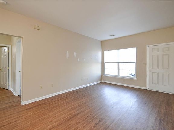3rd image of 242 Huntington Ln