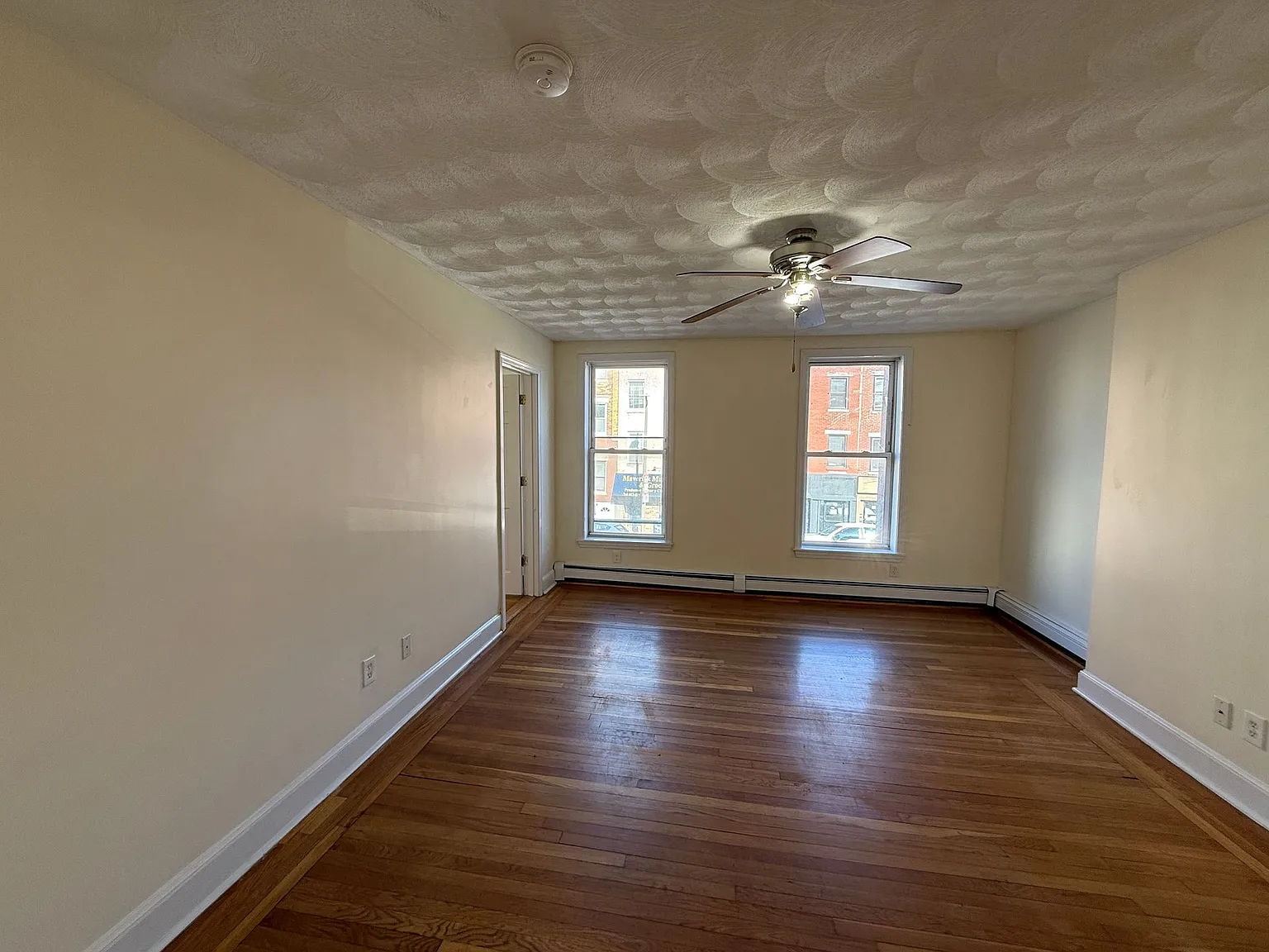 3 bed, 900 sqft, $3,000 — Photo 3