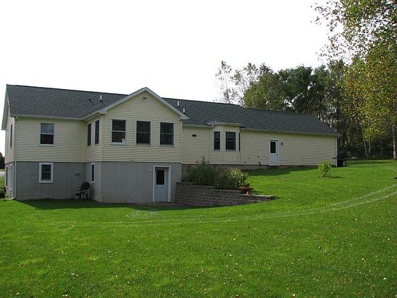4 Season sunporch, walkout basement