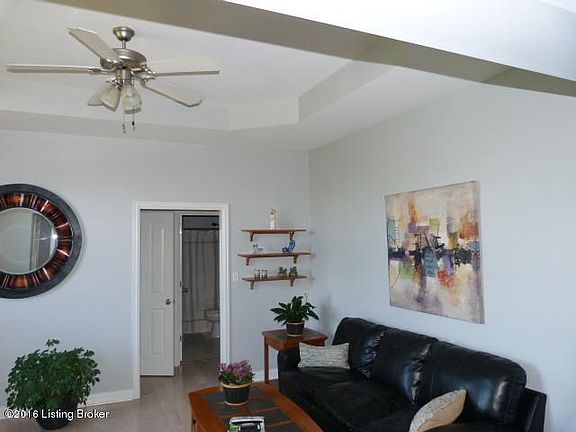 1014 Whispering Oak Living room