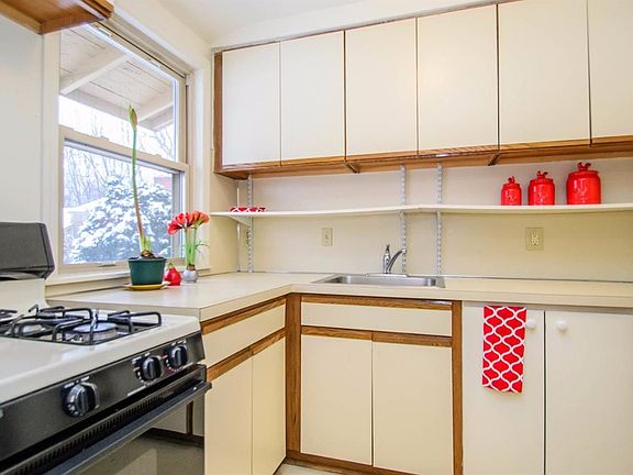 2nd image of 2348 Parkwood Ave