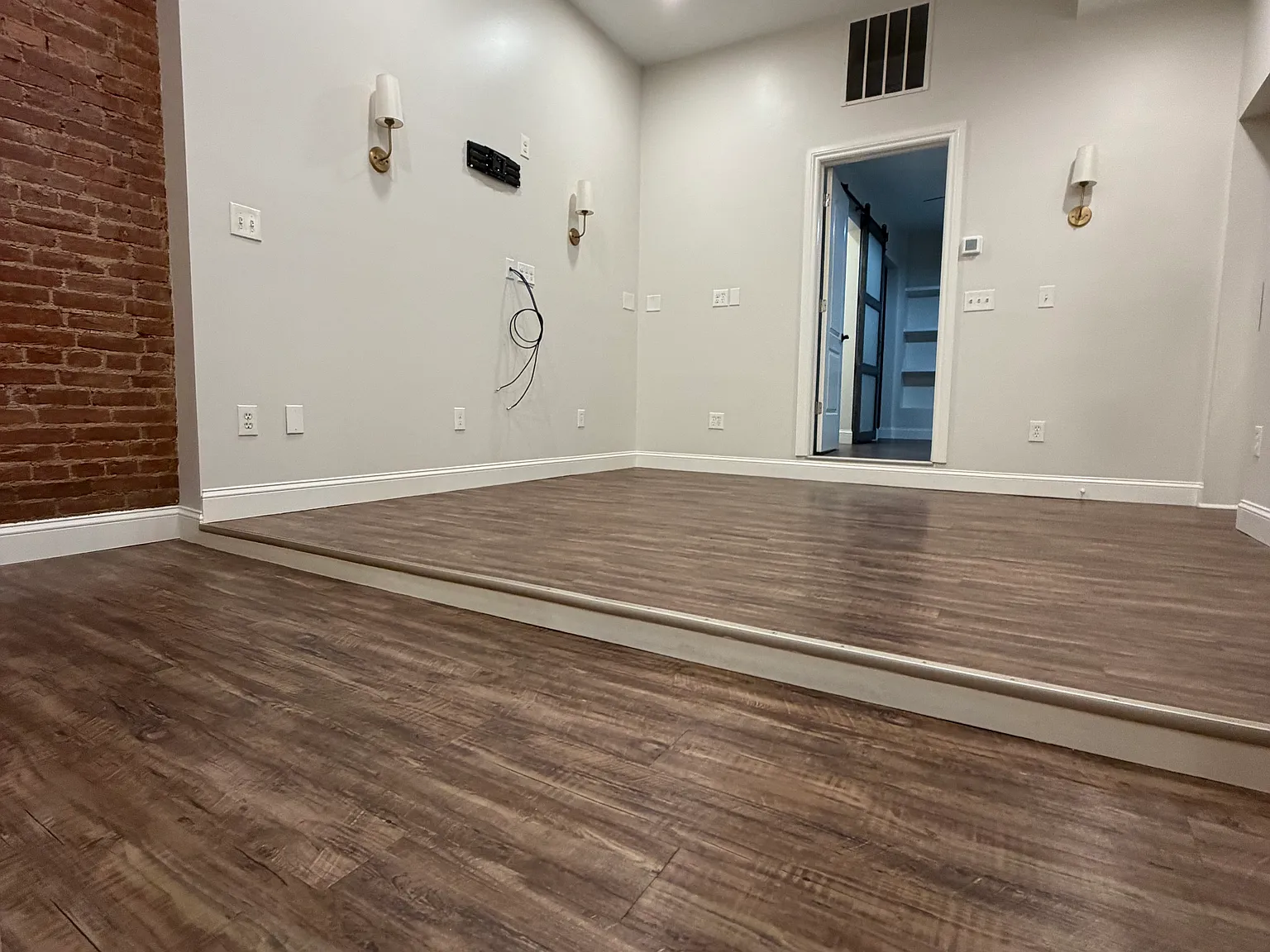 2 bed, 1.5 bath, 864 sqft, $2,000 — Photo 4