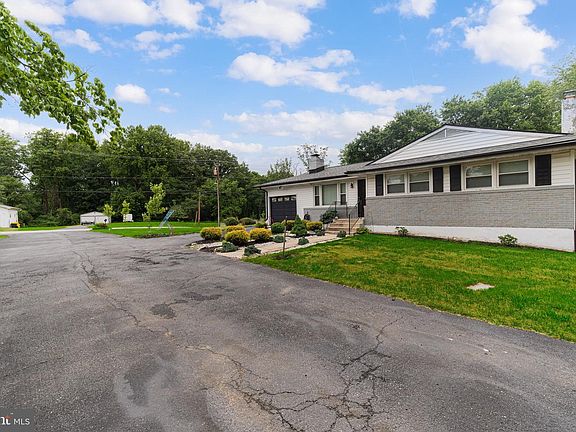 3rd image of 649 Coleman Ln