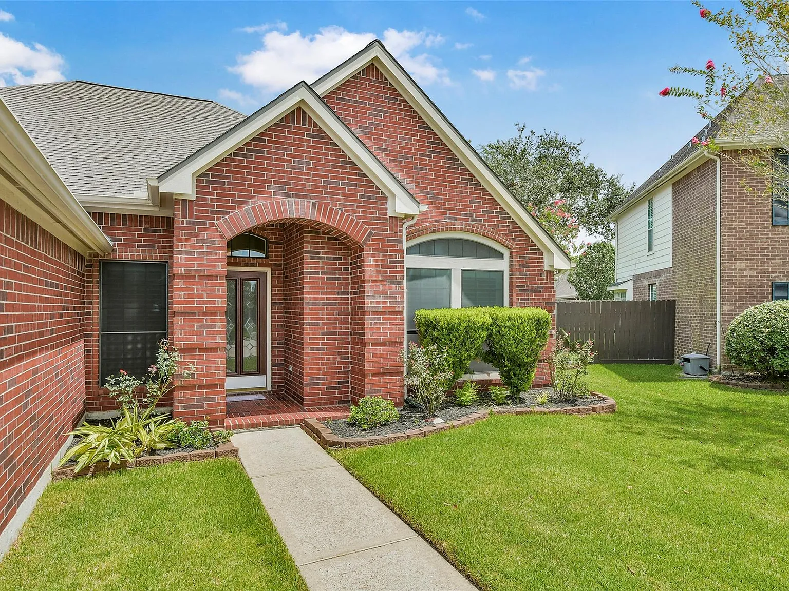 3 bed, 2.0 bath, 1956 sqft, $2,350 — Photo 4